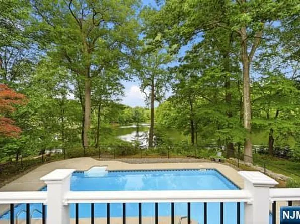 376 Lakeview Dr, Wyckoff, NJ 07481
