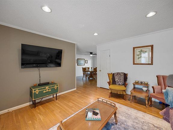4th image of 540 Coachway Ln