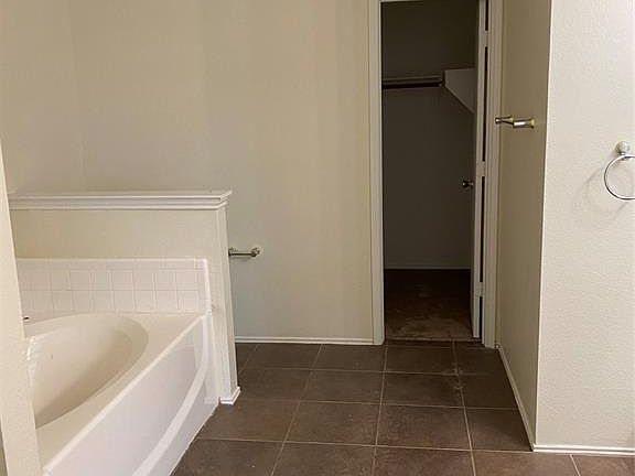5th image of 1040 Lake Trail Dr