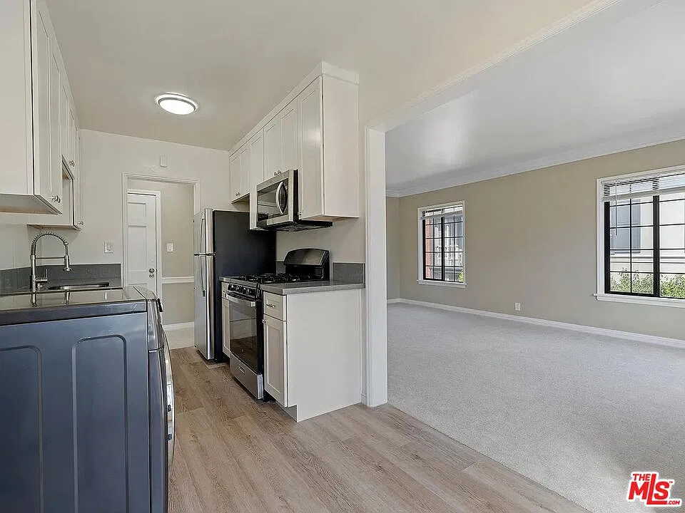 1245 S Beverly Glen Blvd — Photo 2