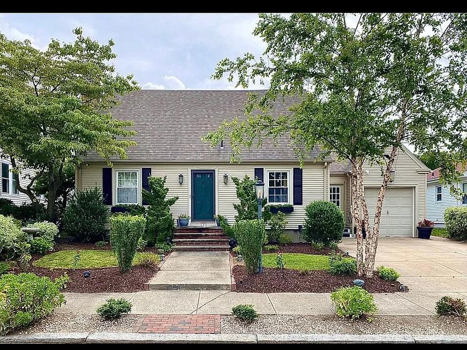 Exclusive front door entrance directly to upstairs apartment