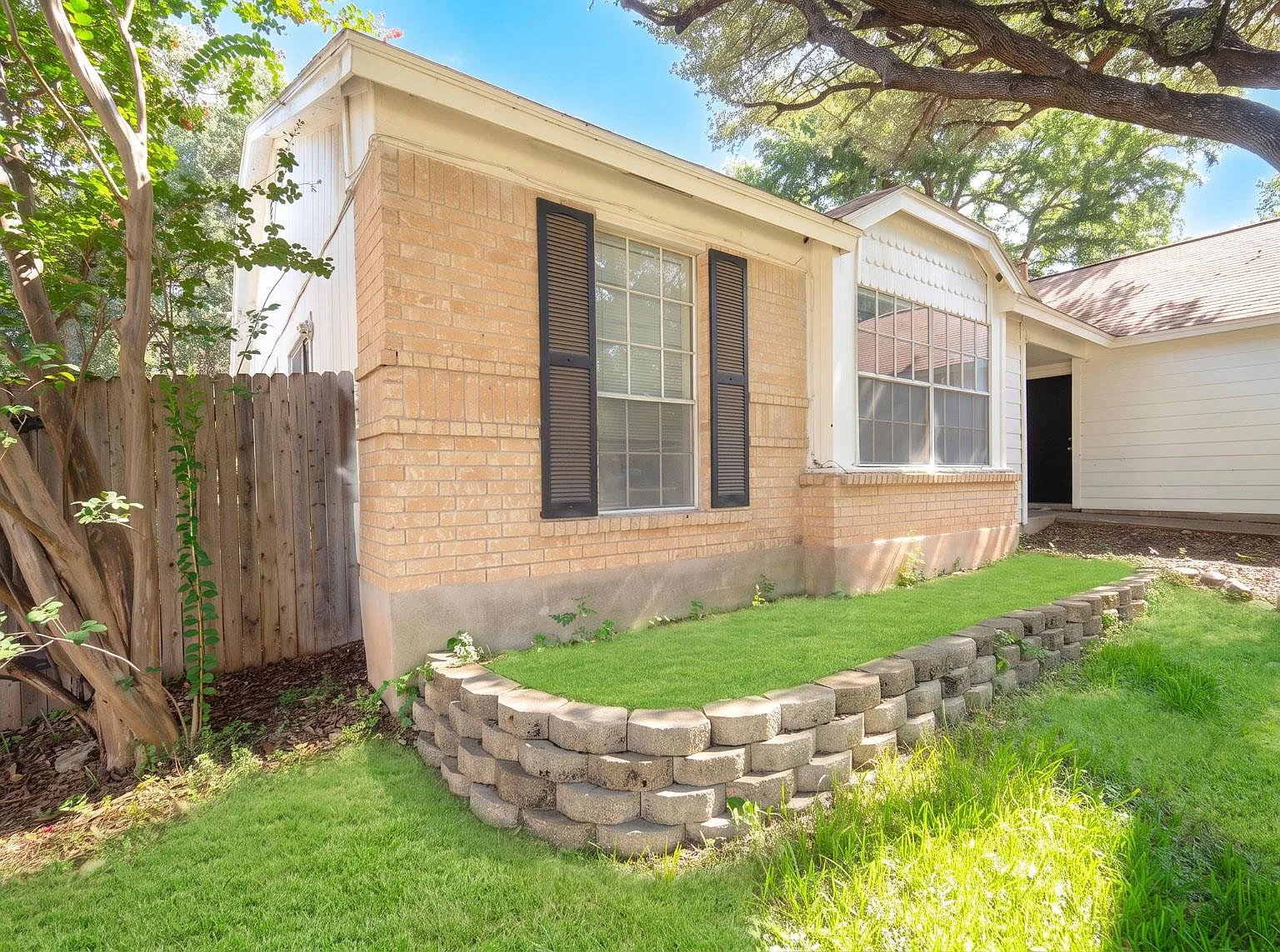3 bed, 2.0 bath, 2002 sqft, $1,900 — Photo 3