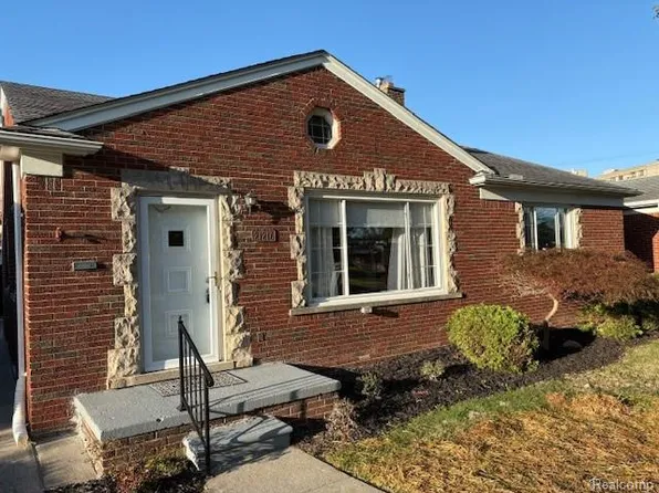 21216 Brierstone St, Harper Woods, MI 48225