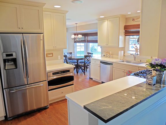 Kitchen w/ breakfast nook