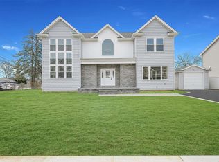 2 Polo Rd, Massapequa, NY 11758