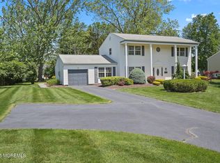 5 Stratford Dr, Manalapan, NJ 07726