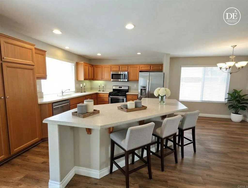 4 bed, 2.5 bath, 2150 sqft, $4,550 — Photo 2