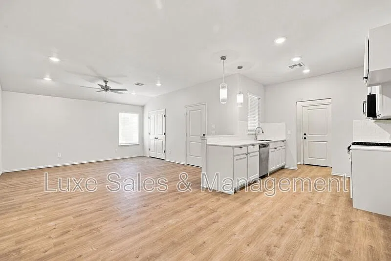 3 bed, 2.0 bath, 1445 sqft, $1,645 — Photo 4