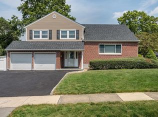 1 Peg Pl, Syosset, NY 11791