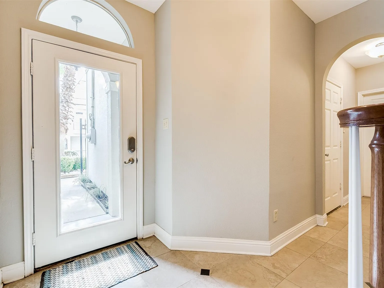 3 bed, 2.5 bath, 2360 sqft, $3,095 — Photo 3