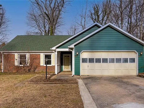 6 Queenanne Ct, Greensboro, NC 27406