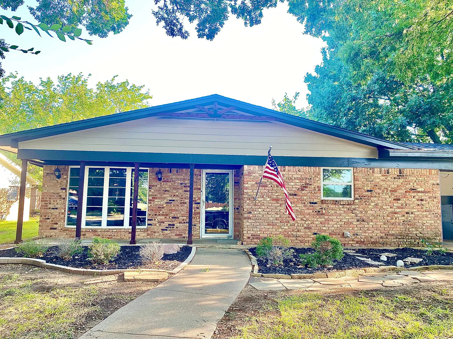 1206 Yorkshire Dr — Photo 2