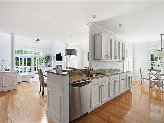 5th image of 239 Washington St #9