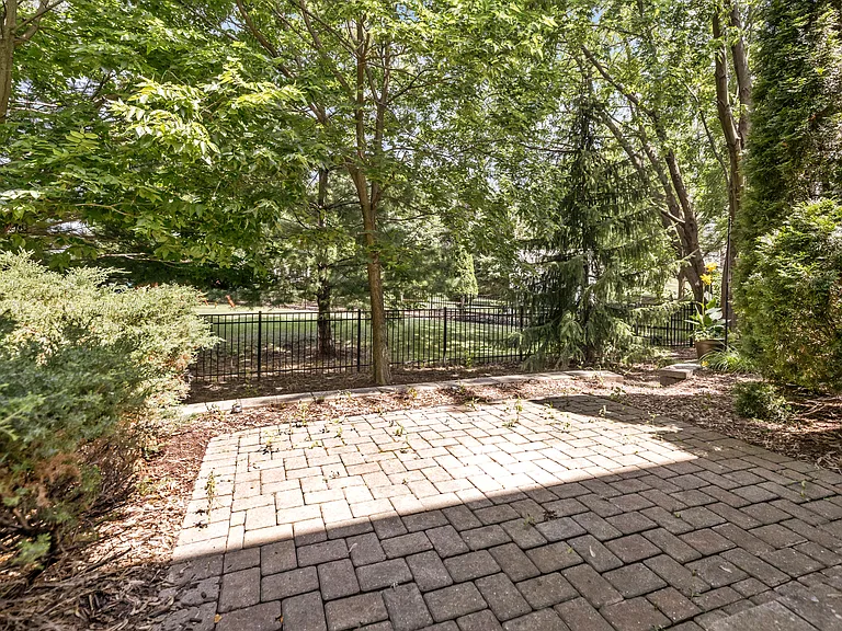 1022 Ravendale Ct — Photo 28