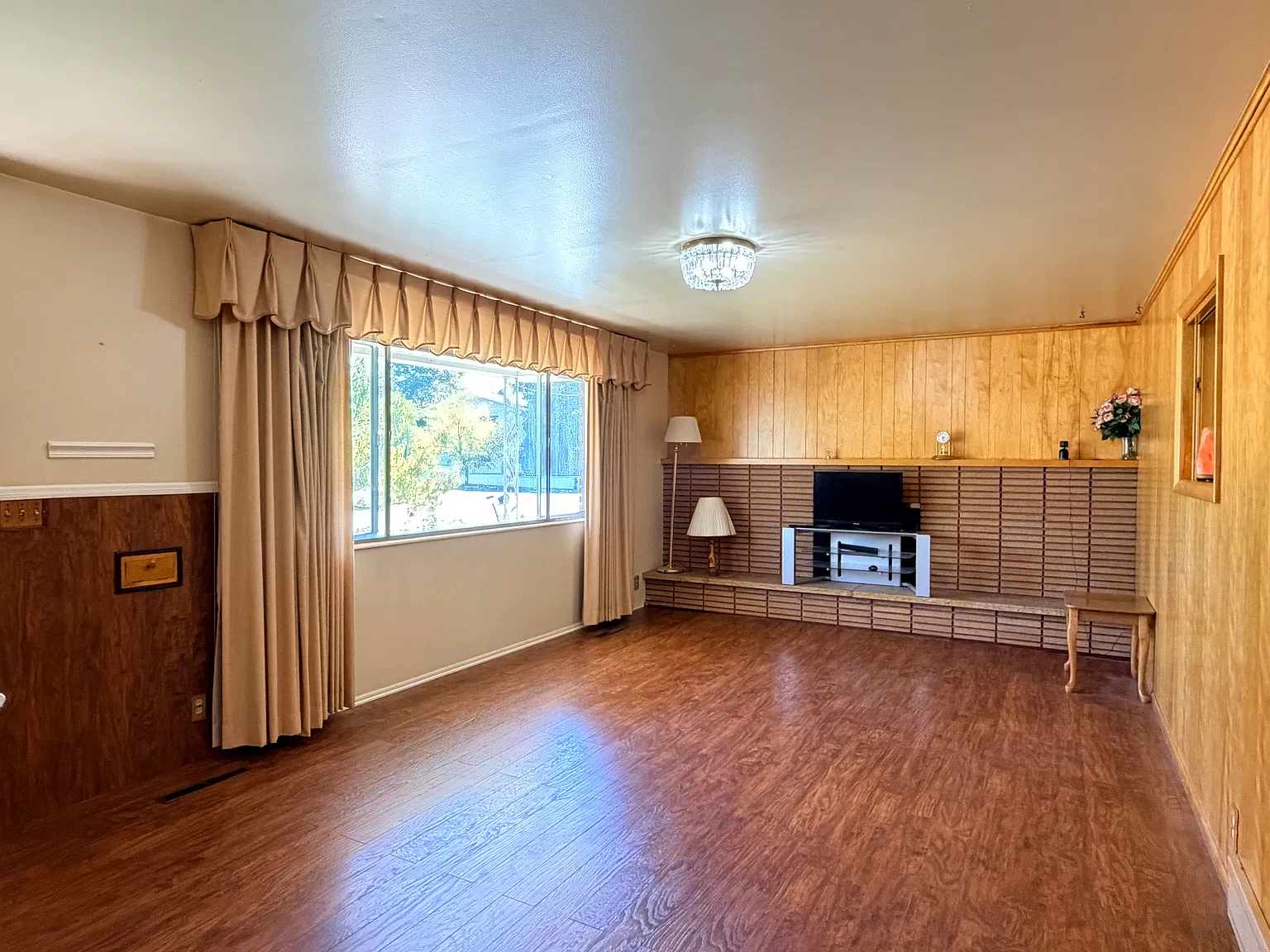 6 bed, 2.5 bath, 2400 sqft, $2,400 — Photo 3