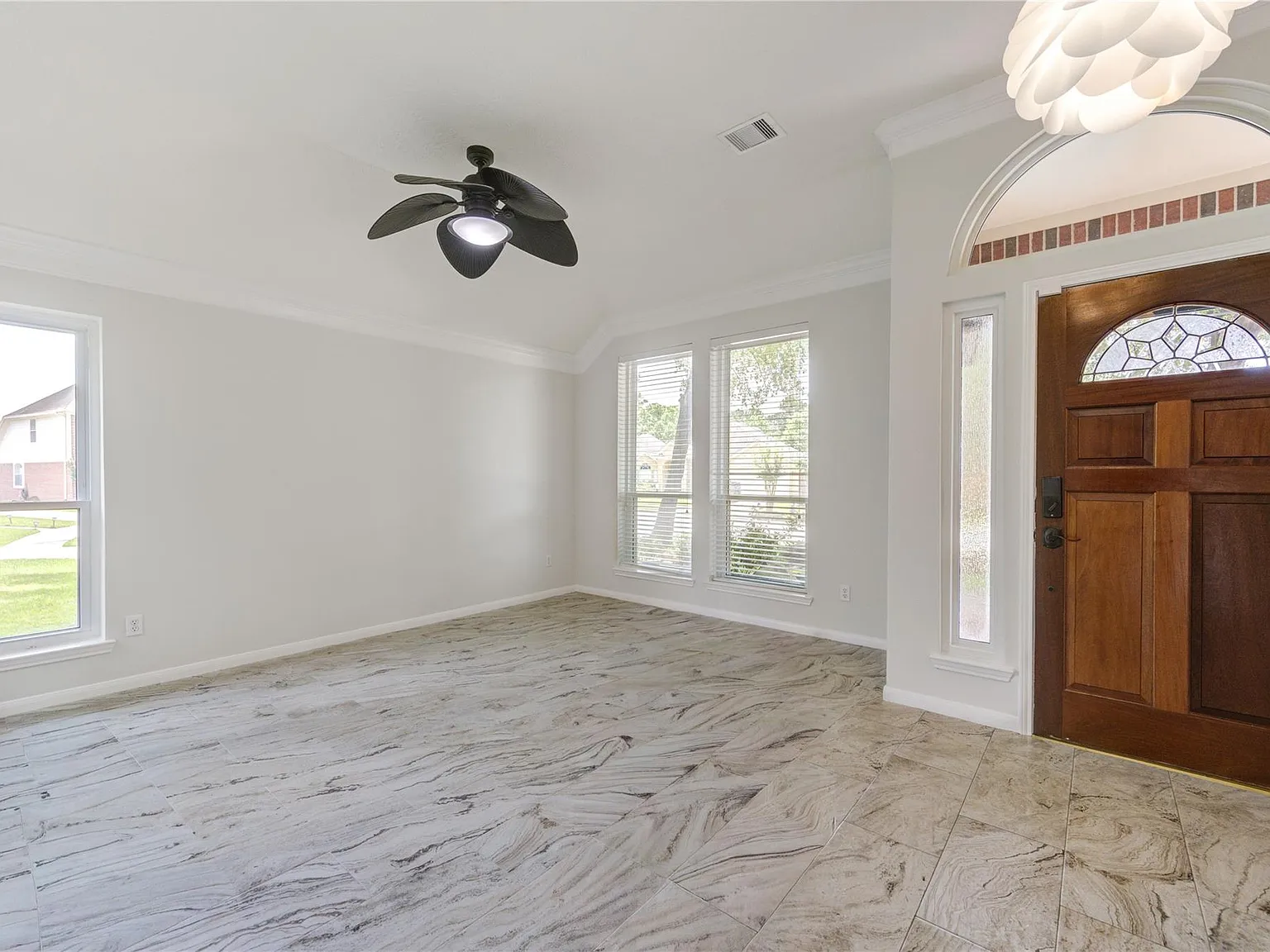 3 bed, 2.0 bath, 2168 sqft, $2,800 — Photo 2