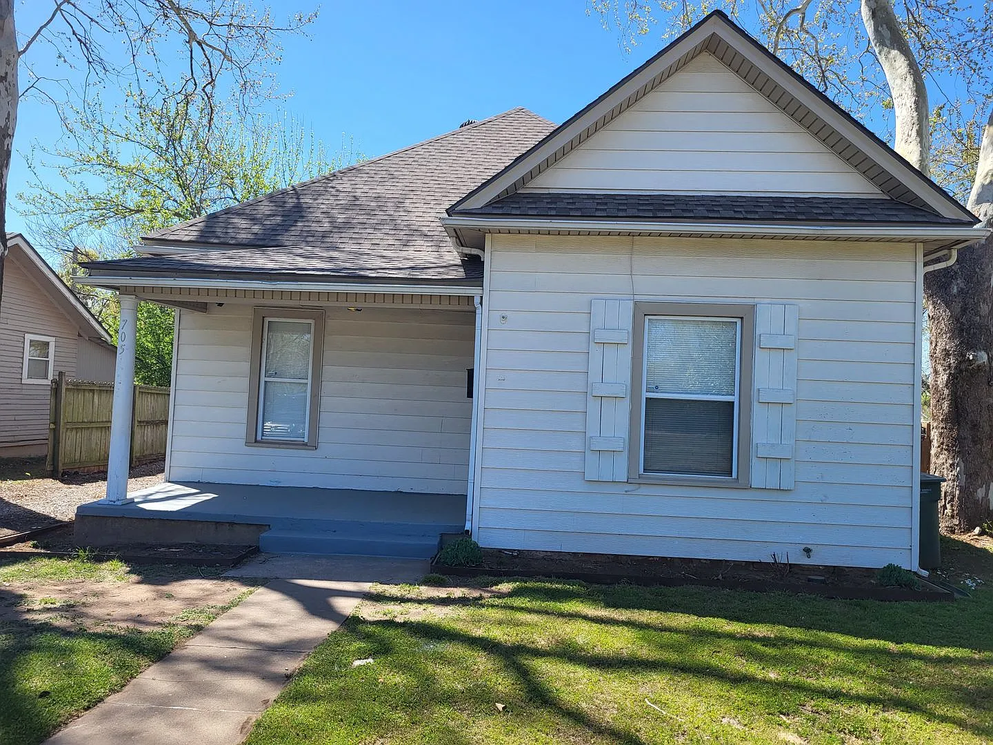 3 bedroom, 1.5 bathroom house located in Edmond, OK with central heat and air — Photo 1