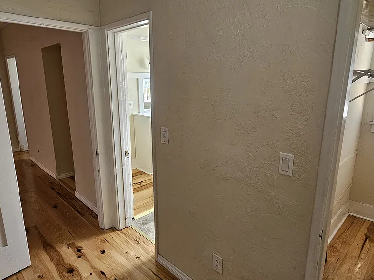 1528 E 1st St #6 — Photo 2