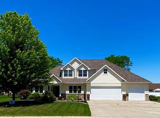 W6138 Maple Bluff Ln, MENASHA, WI 54952