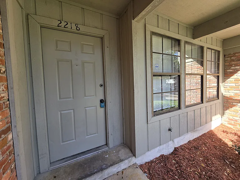 2218 Timberwood Cir N — Photo 4