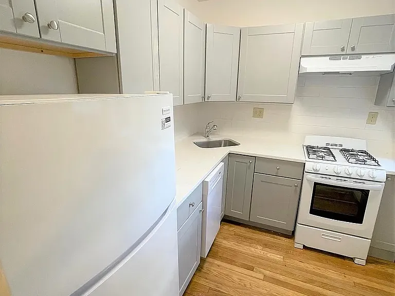 38 College Ave #4 — Photo 4