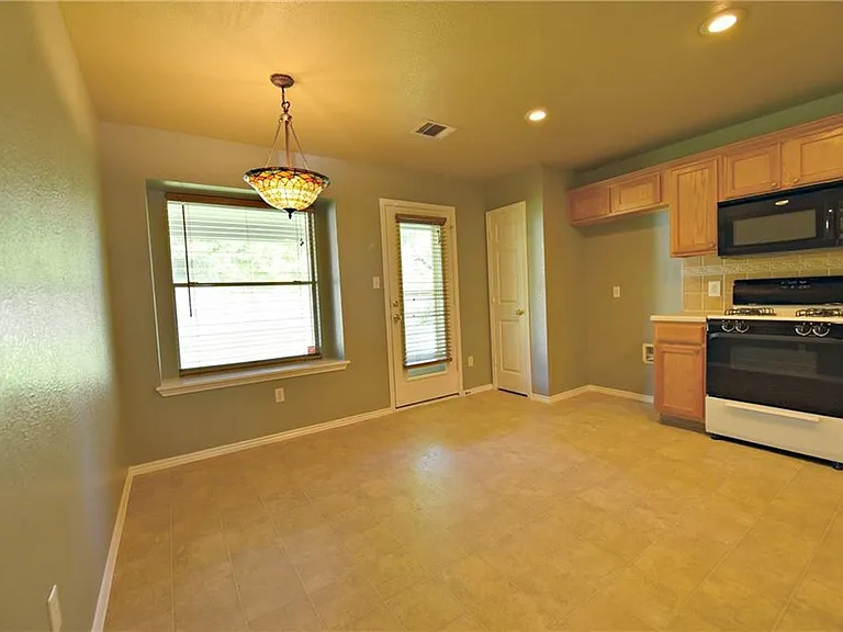 2813 Greenlee Dr — Photo 6