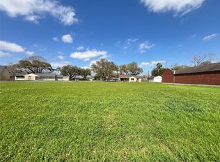 305 Mayfair Cir, Wharton, TX 77488