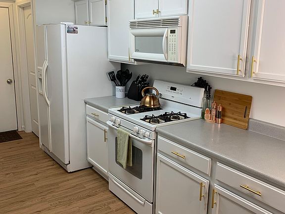 5th image of 452 Village Creek Dr