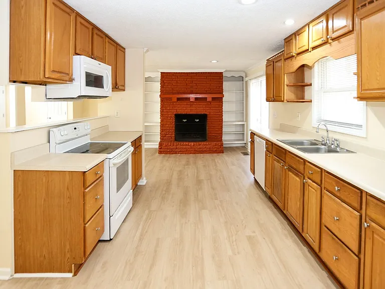 3165 Laura Ln — Photo 13