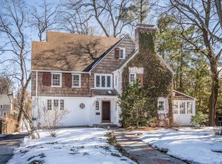 8 Fernwood Rd, West Hartford, CT 06119