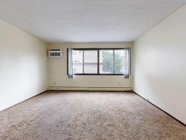 600 10th Ave Apartments — Photo 26