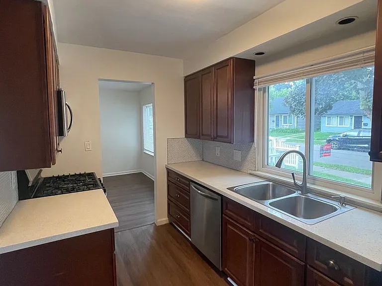 2033 Wrenson St — Photo 3