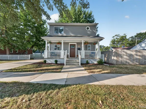 21908 Rosedale St, Saint Clair Shores, MI 48080