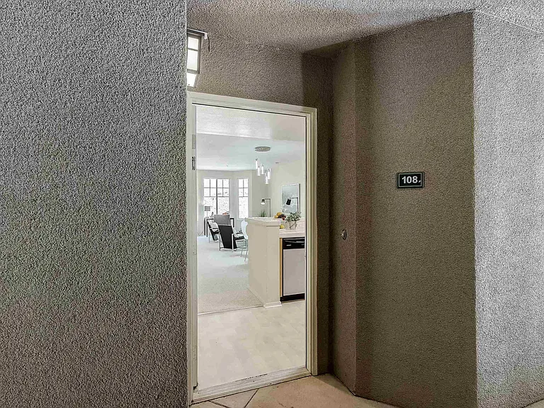 200 Caldecott Ln #108 — Photo 2