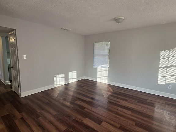 4th image of 628 Canterbury Ave SW