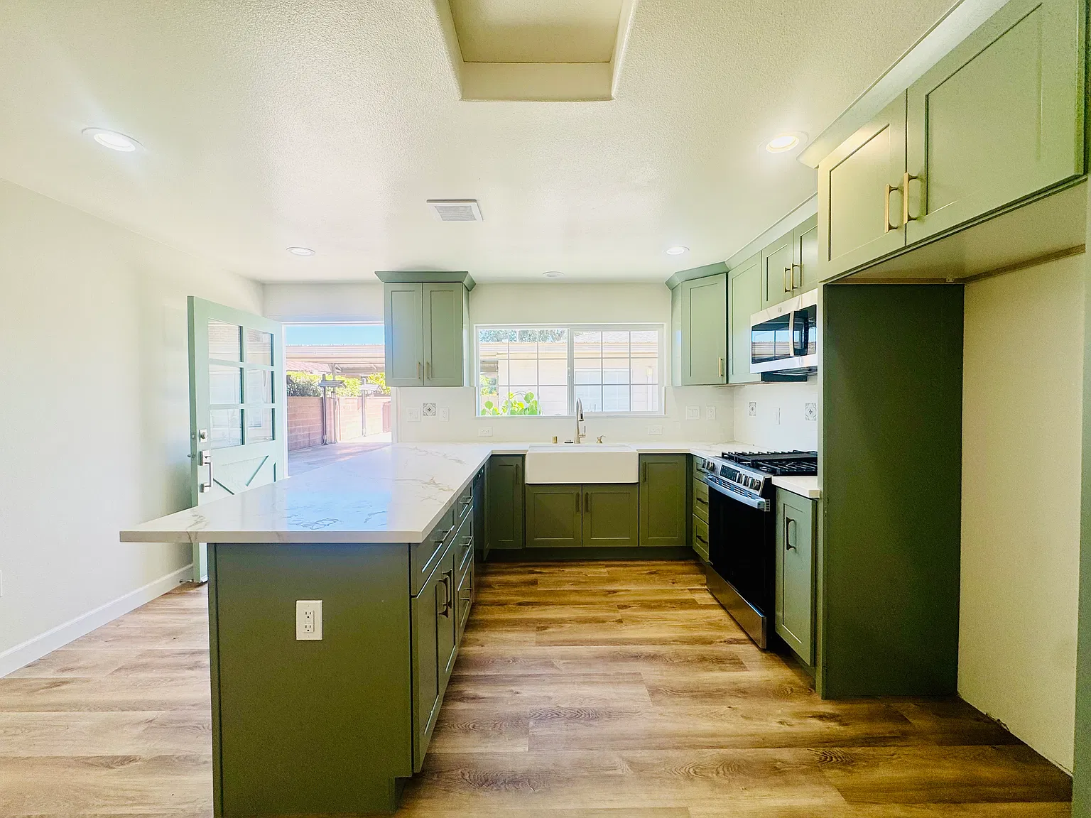 2 bed, 800 sqft, $3,000 — Photo 3