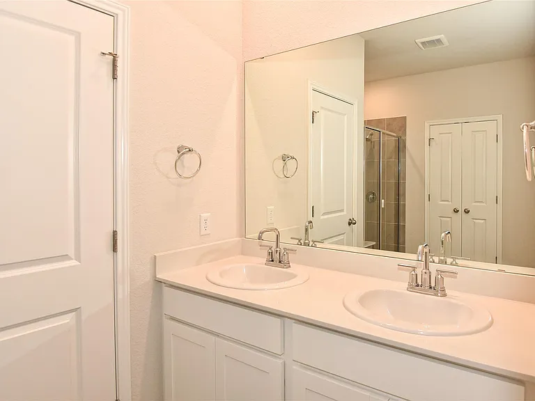 241 Serpens St — Photo 9