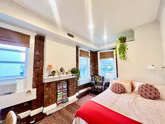 Rented by Mae Equities | media 9