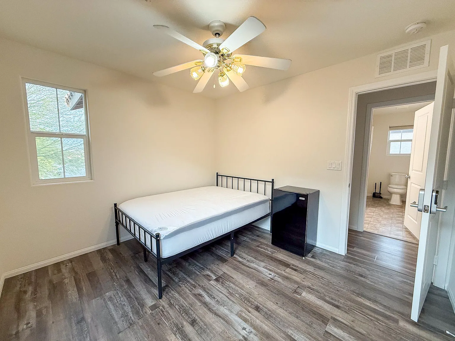 4 bed, 3.0 bath, 2469 sqft, $957 — Photo 2