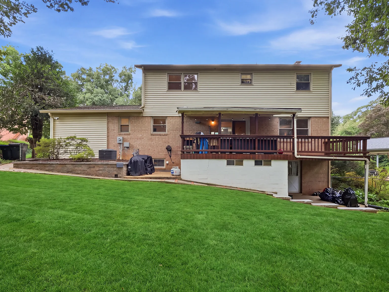5 bed, 2.5 bath, 2113 sqft, $4,300 — Photo 3