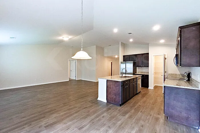 3 bed, 2.0 bath, 1733 sqft, $2,025 — Photo 3
