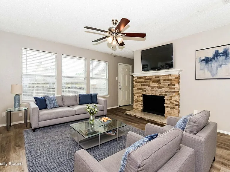 1112 Alexandria Dr — Photo 4