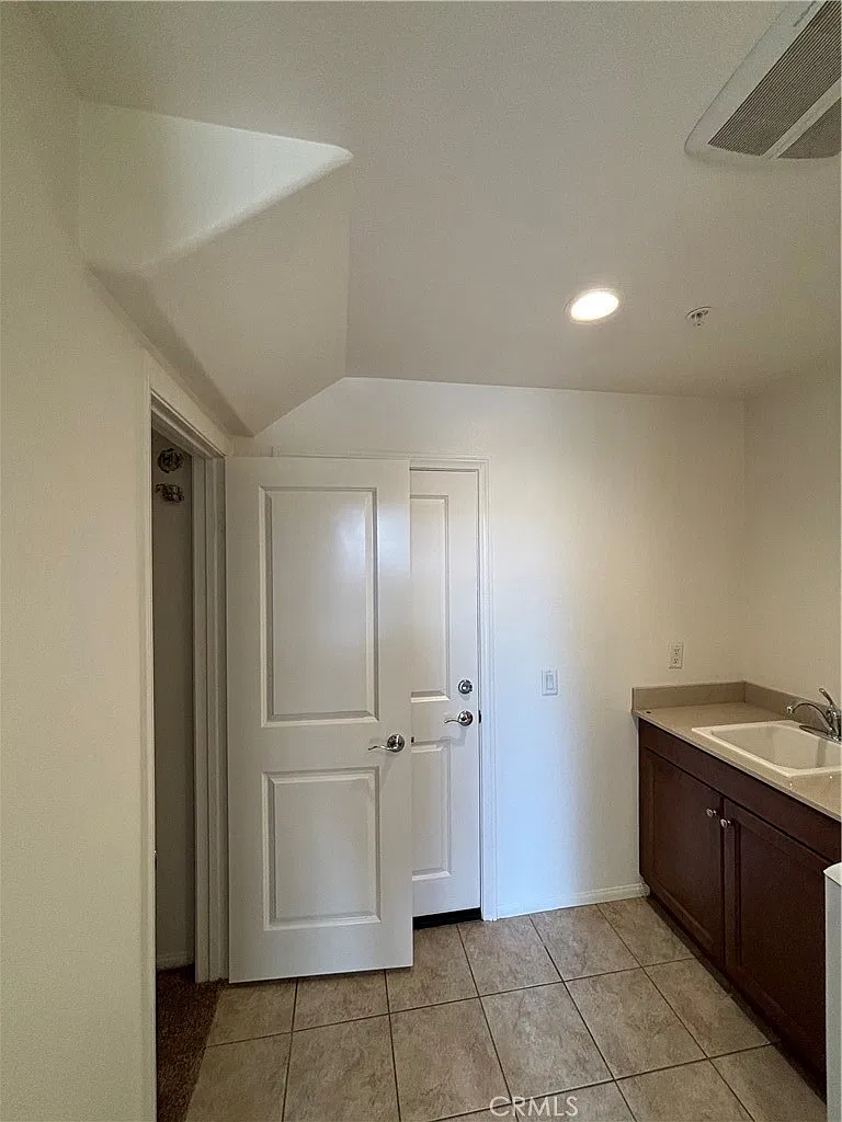 3 bed, 3.5 bath, 1961 sqft, $3,795 — Photo 2