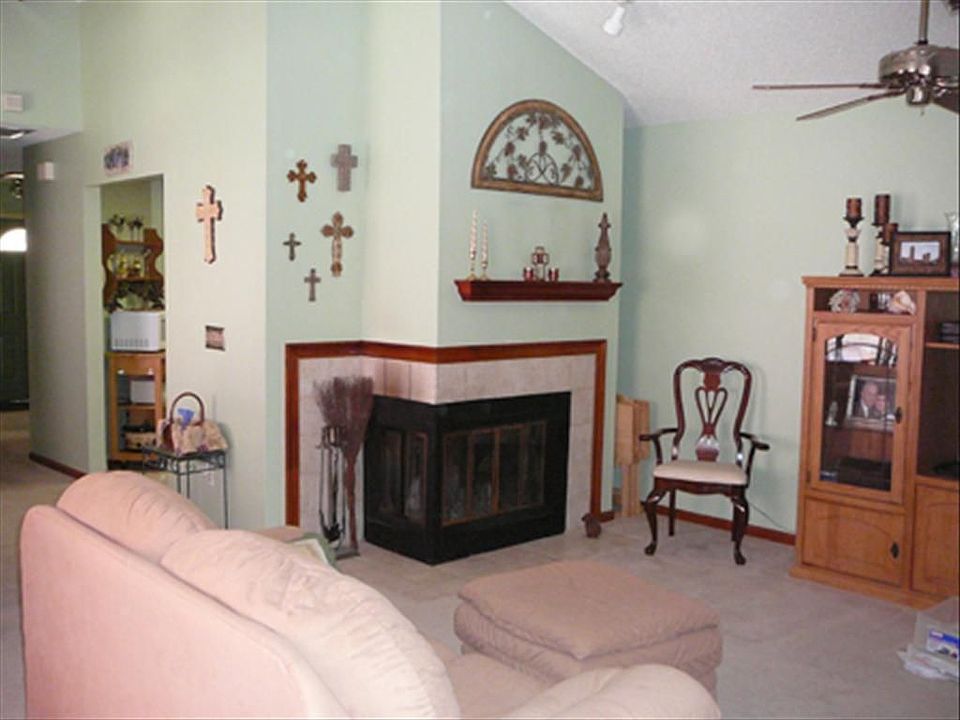 Family Room w/fireplace