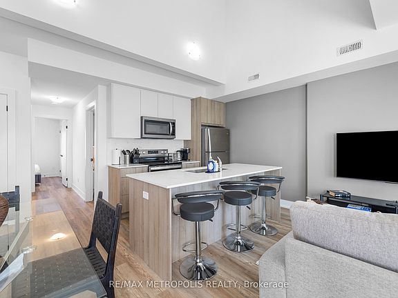 5th image of 449 Lansdowne Ave