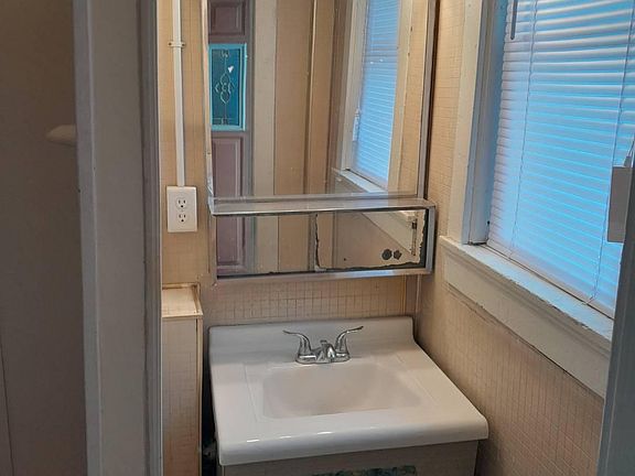 3rd image of 232 Highland St Floor 1