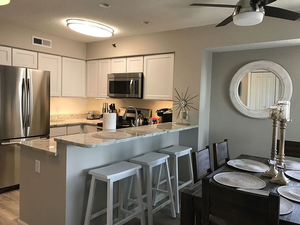 Kitchen with breakfast bar
