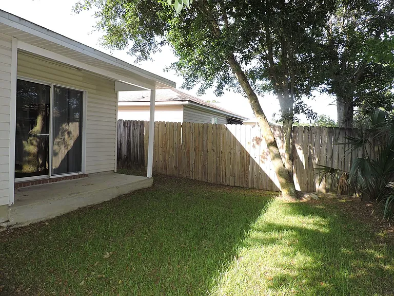 1005 Antigua Cir — Photo 16