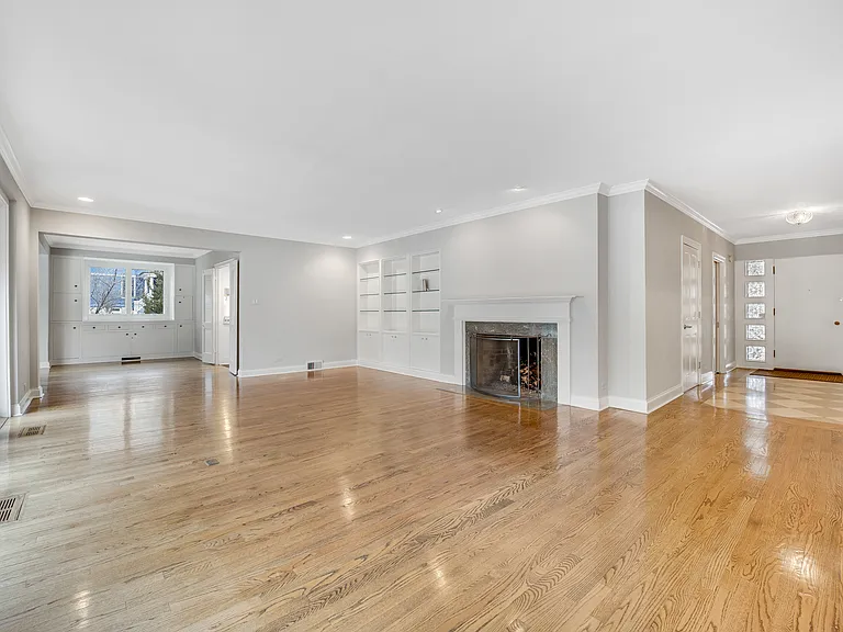 120 E 8th St — Photo 4