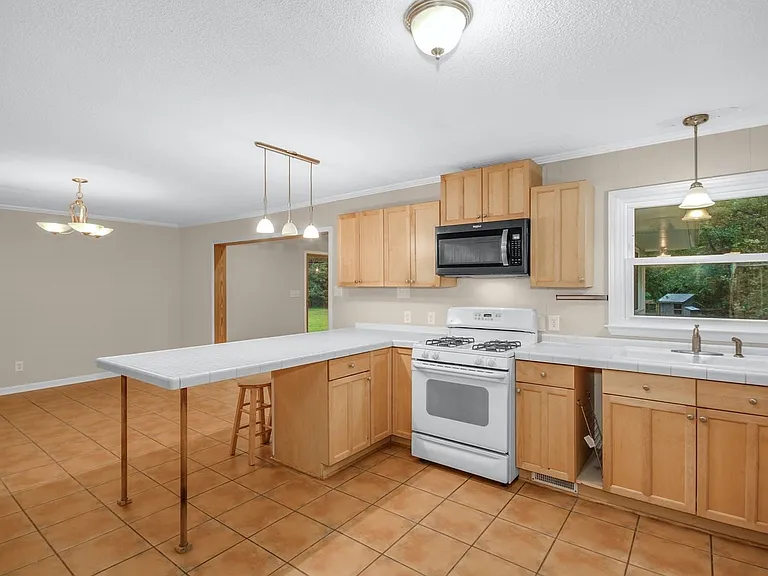 106 Bennington Dr — Photo 9